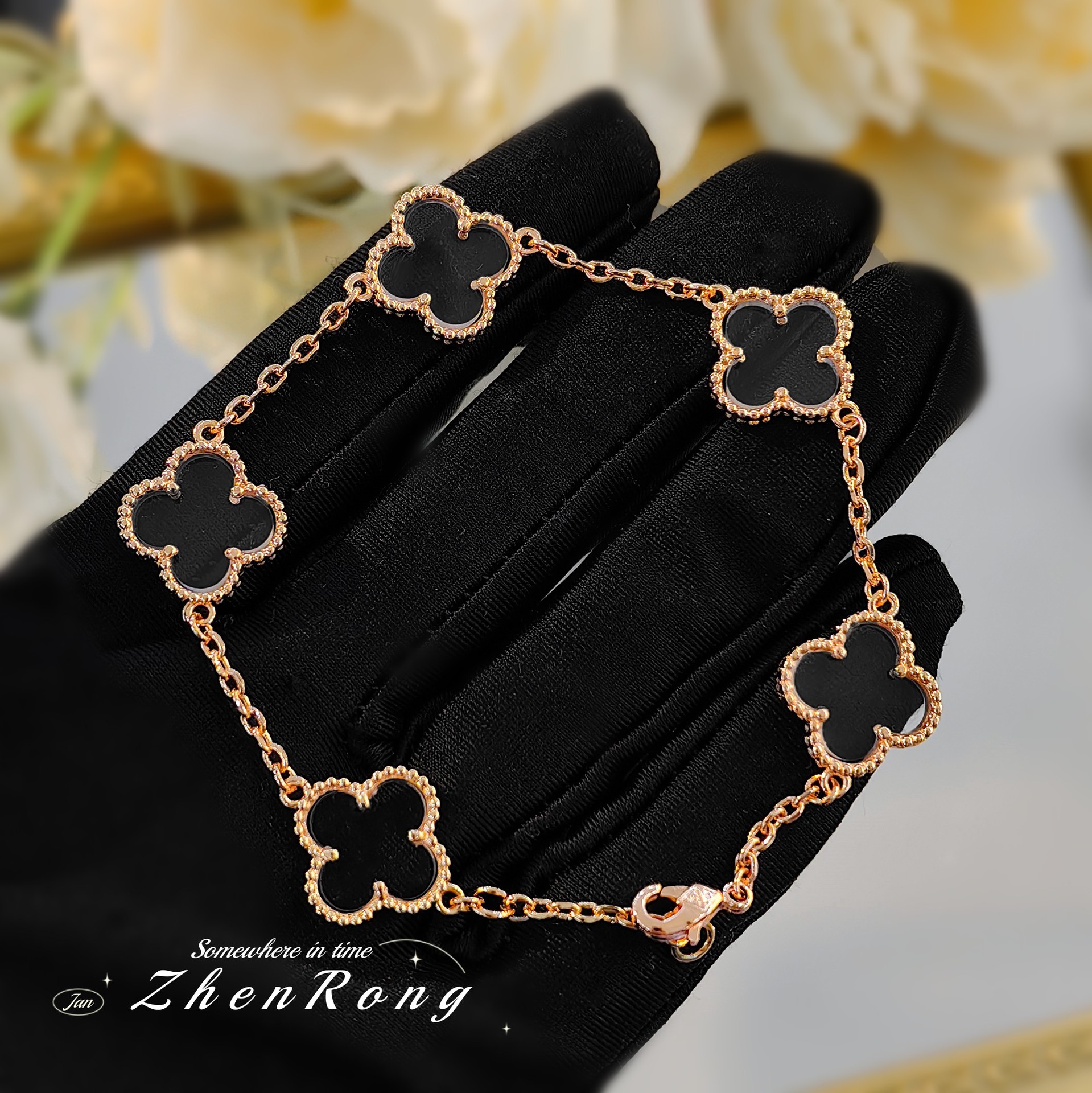 Picture of New Style Brahma White Crystal Four-leaf Clover Five-flower Bracelet Counter Same Style Light Luxury 5-flower Four-leaf Clover Necklace Pendant Women