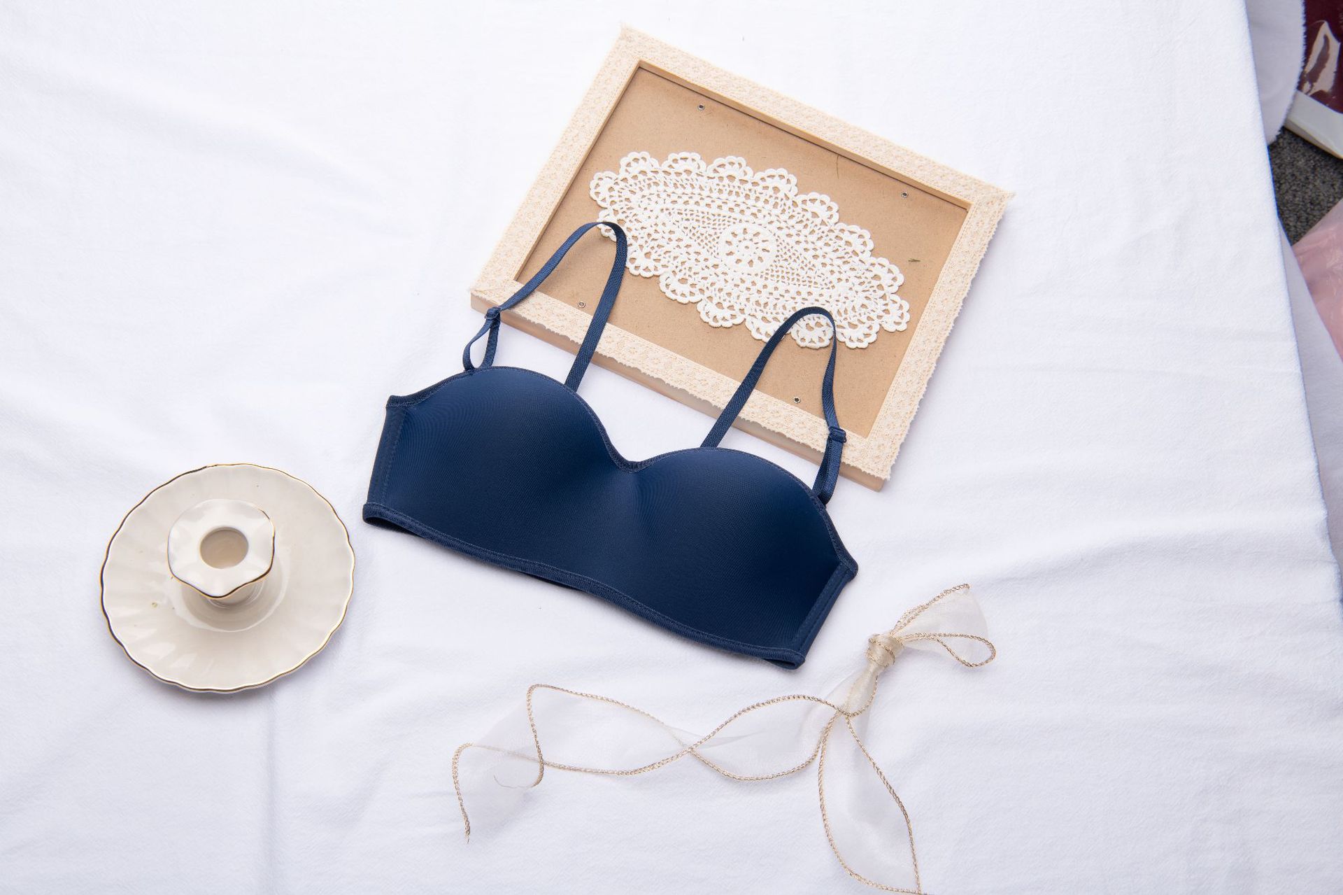 Picture of Japanese and Korean Style Sexy Simple Girls Underwear 3D Invisible Underwear Rimless Strapless Strapless Push-up Bra