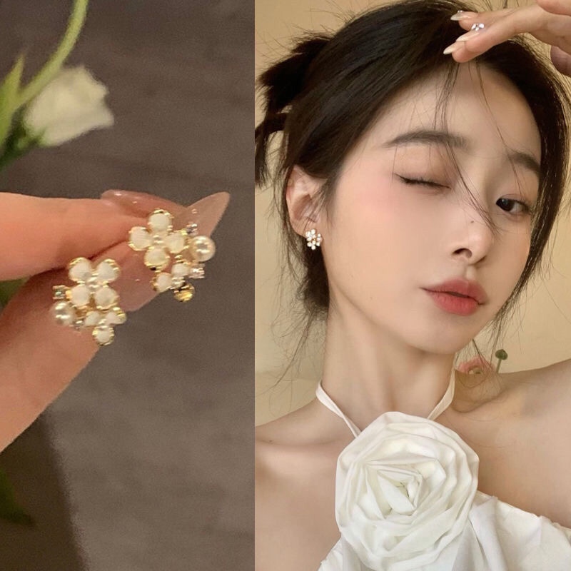 Mini Pearl Flower Earrings Female Niche Design Elegant Earrings Small Earrings Without Ear Holes Mosquito Incense Plate Ear Clip