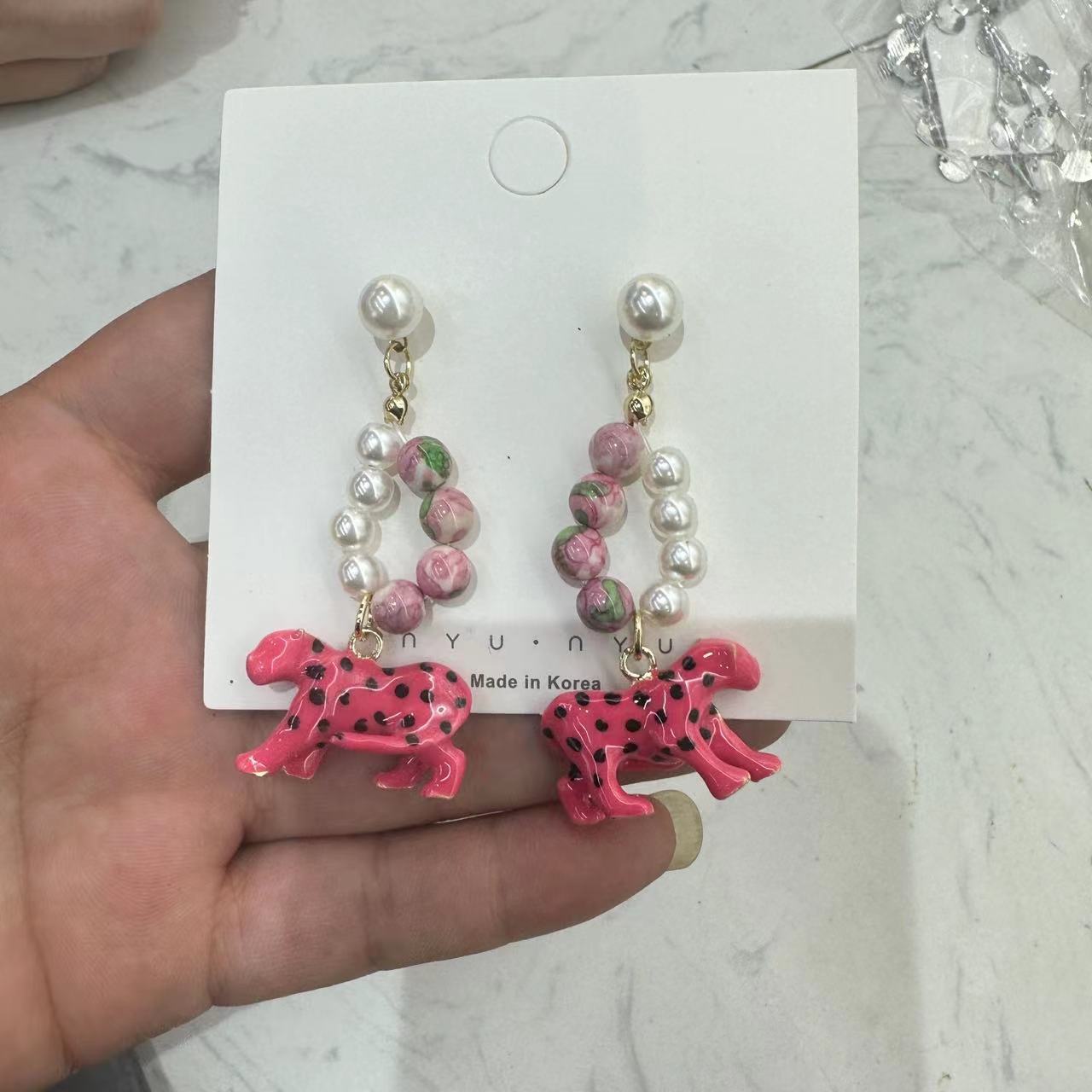 Fashion French style funny pink leopard pearl earrings female personality niche design sense 925 silver needle earrings fashion