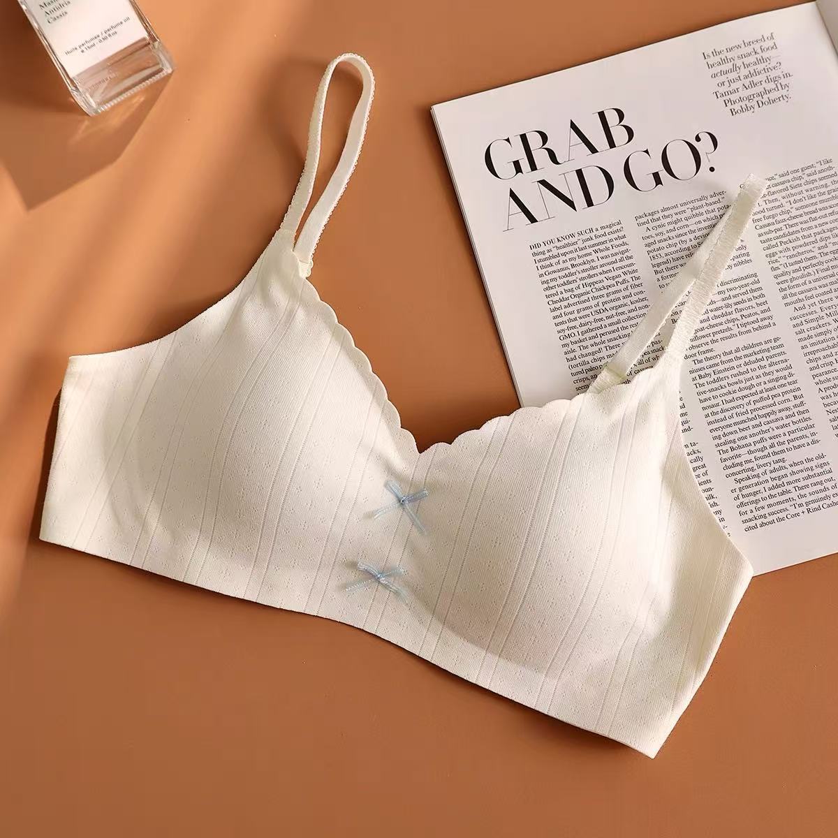 New Japanese simple and comfortable seamless nude underwear women's small breasts gather to prevent sagging and light and not empty cup bra