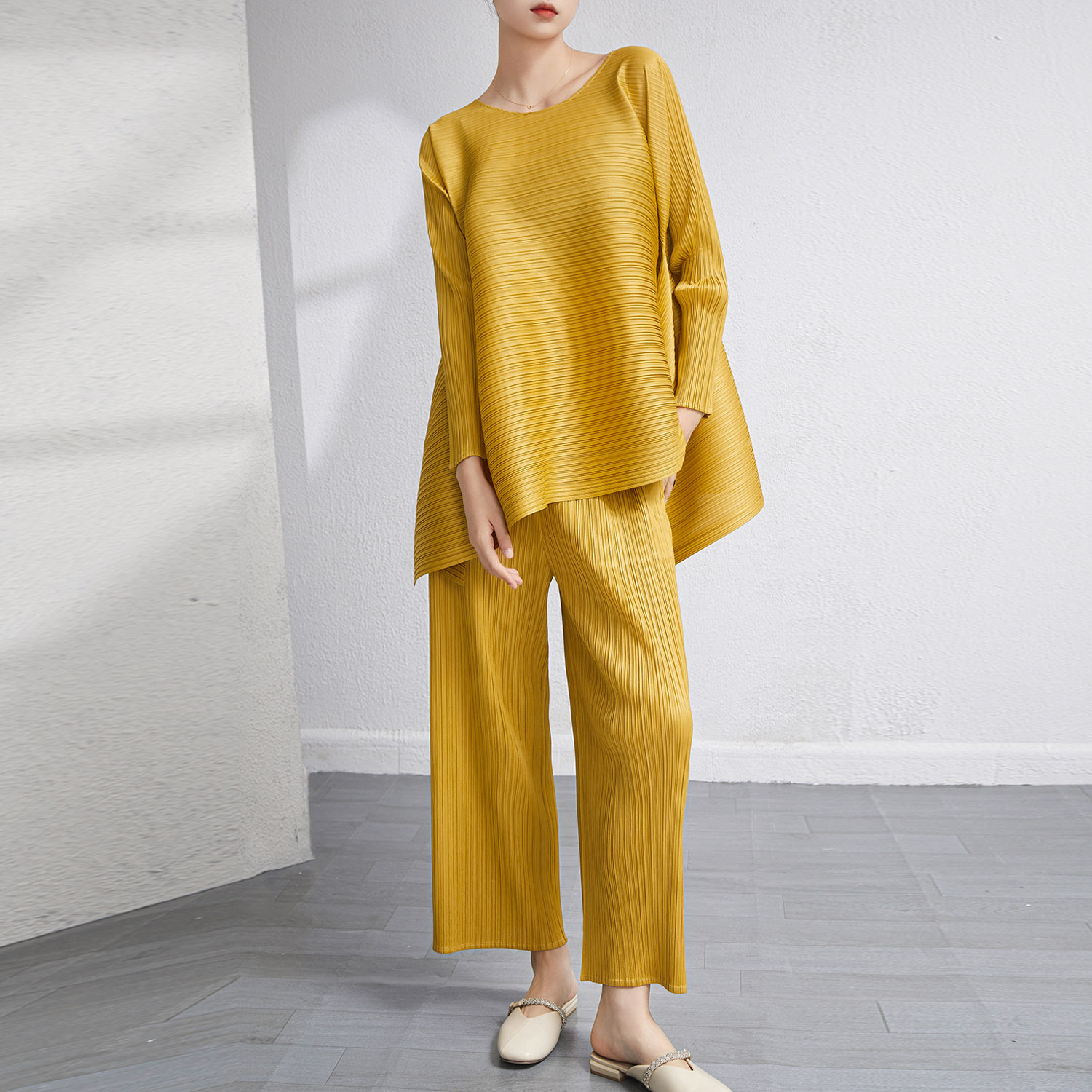 Picture of Miyake Original Single Fabric Suit New Loose Age-Reducing Flesh-Covering Large Size Elegant Fashion Top Loose Casual Pants