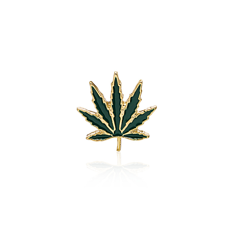Europe and the United States retro brooch pin personality creative maple leaf alloy drop oil leaf badge corsage factory direct sales