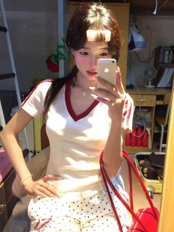 Sweet and hot girl wears two bars, V-neck short-sleeved T-shirt, women's new slim-fitting head-shoulder top in summer, 2025 is super popular and age-reducing