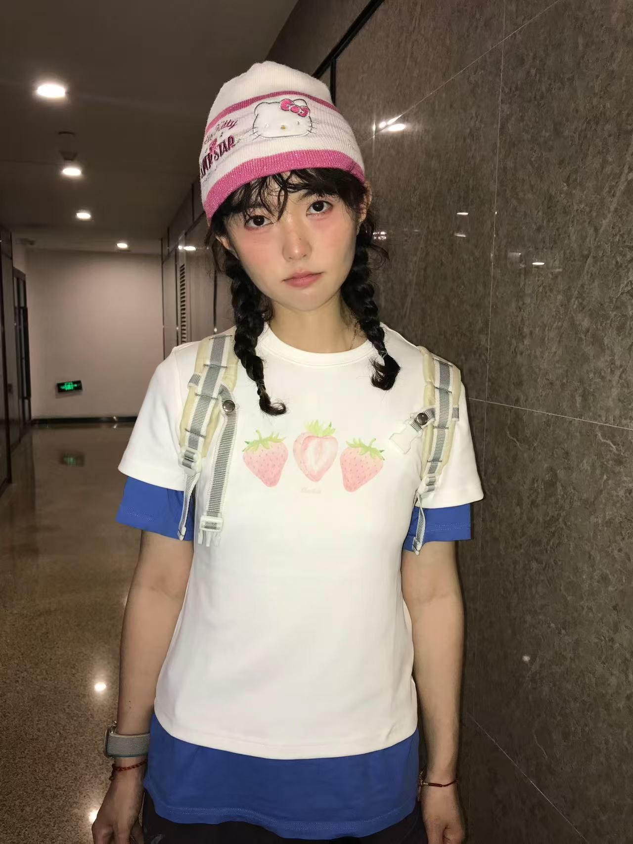 2025 New Summer Korean Style Light Pink Strawberry Print Right Shoulder T-Shirt Women's Hot Girl Slim Tight White Short-Sleeved Tee