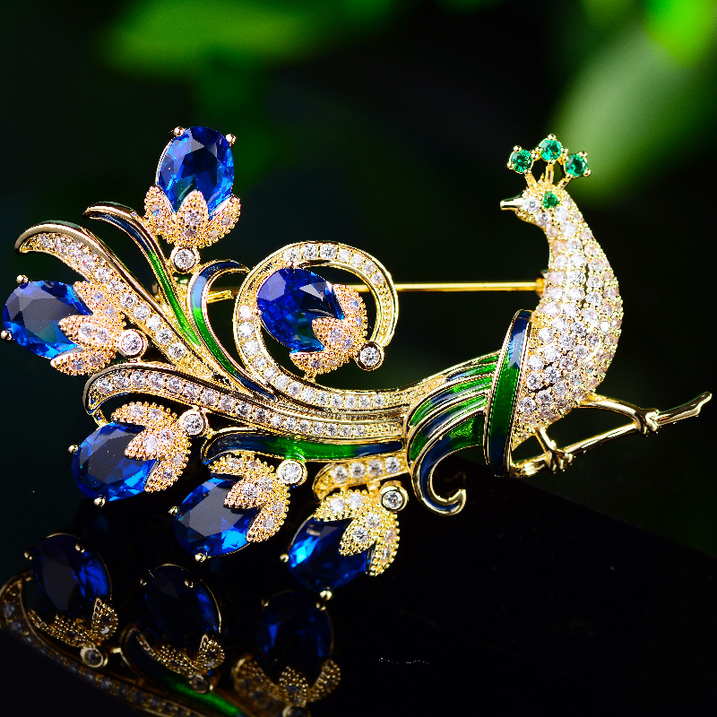 Picture of Korean Fashion Peacock Open Screen Zircon Brooch Fashion High-end Sense Clothing Pin Coat Cardigan Accessories Women