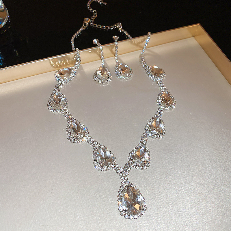 Picture of European and American light luxury high-end zircon jewelry suit necklace niche retro clavicle chain fashion Joker jewelry wholesale