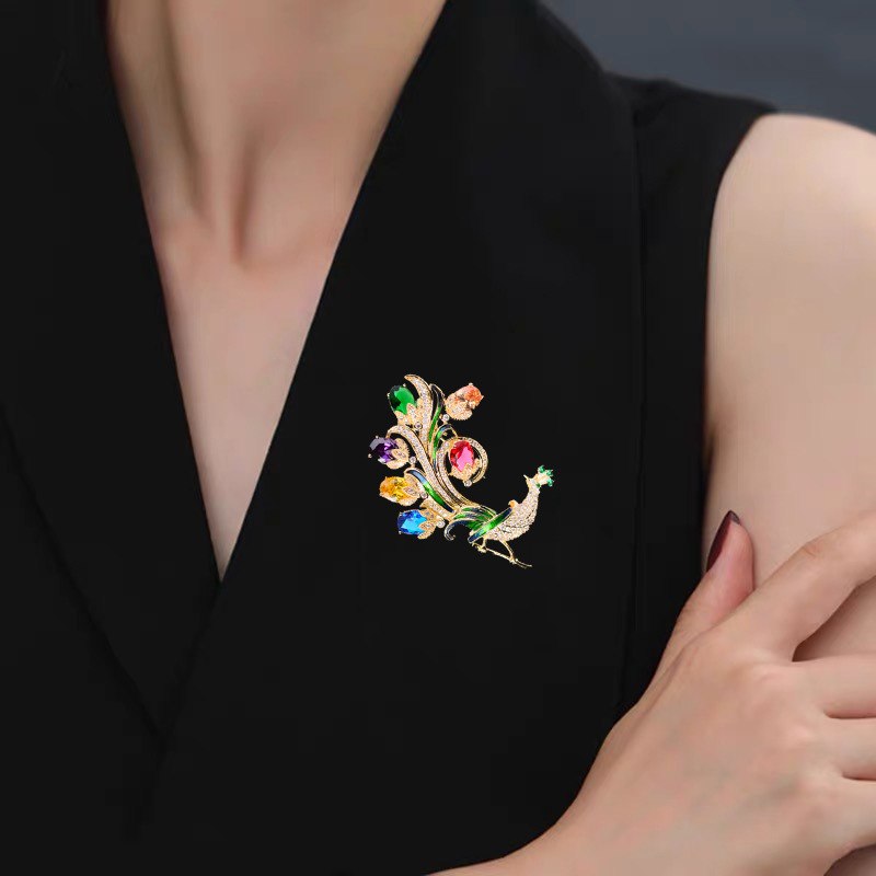 Picture of Korean Fashion Peacock Open Screen Zircon Brooch Fashion High-end Sense Clothing Pin Coat Cardigan Accessories Women