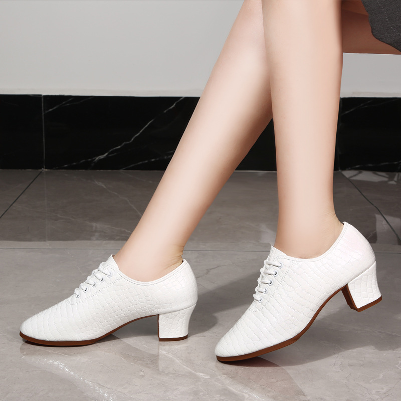 Women's Latin Dance Shoes Soft Sole Square Dance Adult Teacher Middle Heeled Dance Shoes GB Waltz Shoes Performance Shoes