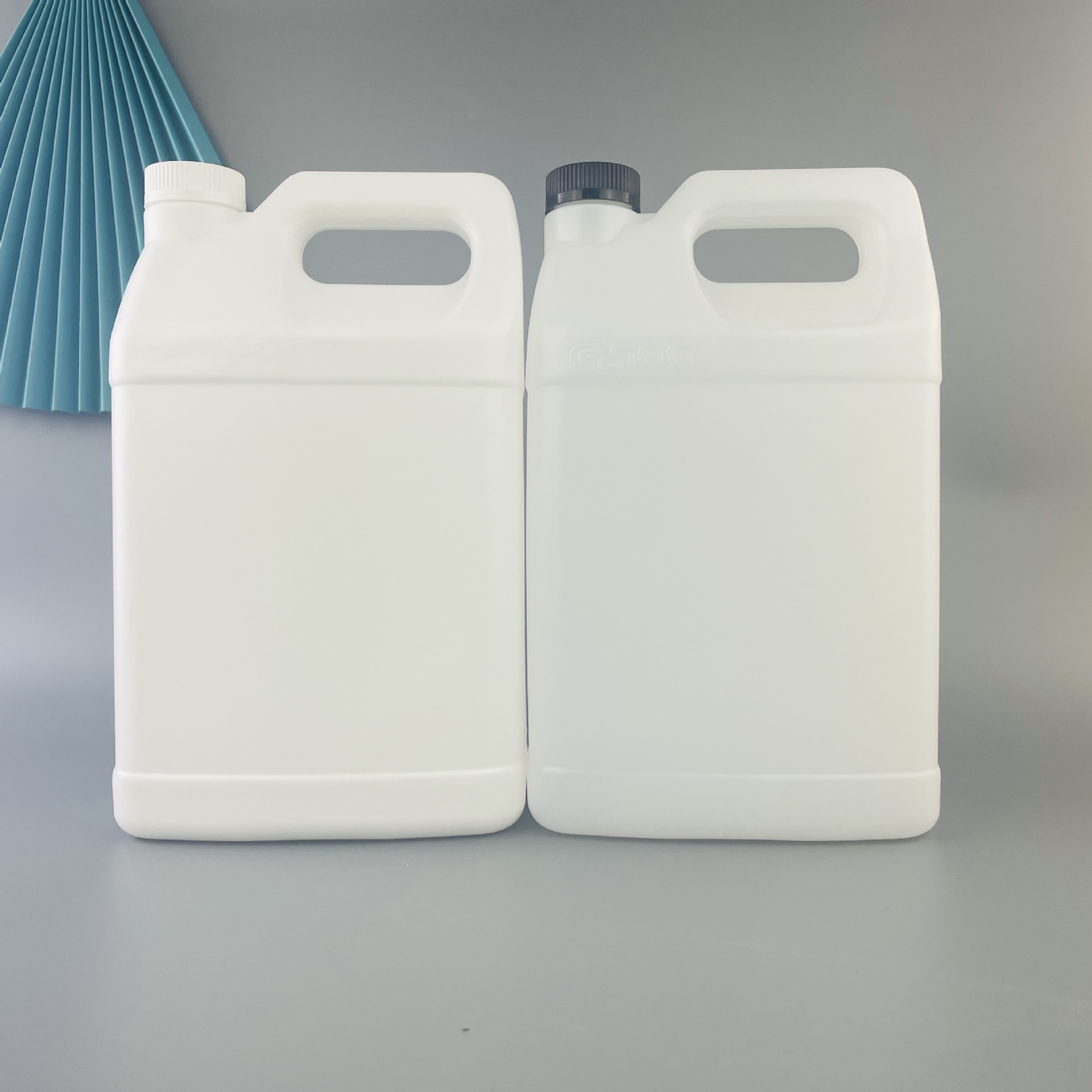New 4L Plastic Bottle Screw Cap Plastic Pot Factory in stock 4 Liter Oil Pot Bucket Universal Bucket
