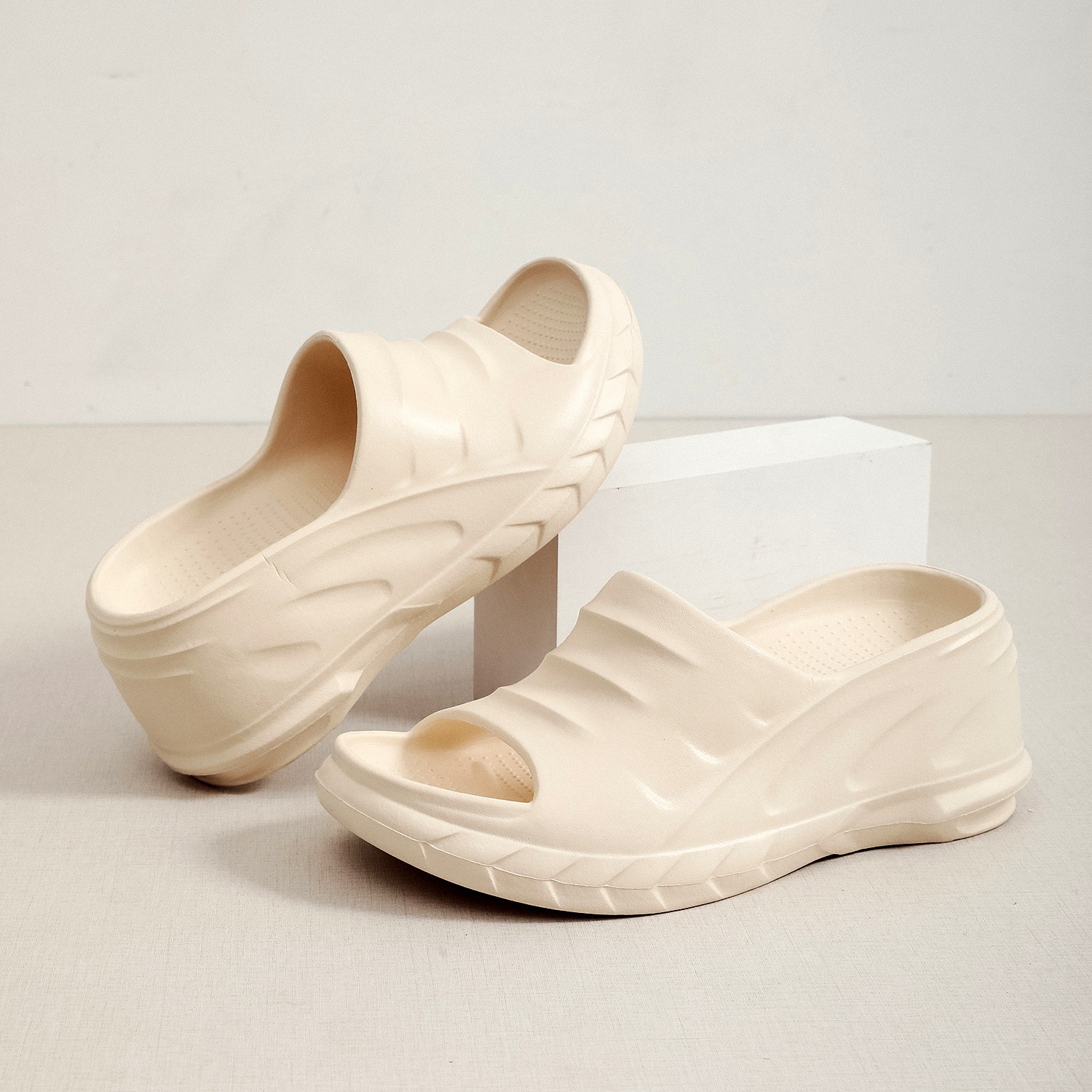 Picture of Cross-Border Thick-Soled High-Heeled Slippers for Women's Summer Outer Wear, Fashionable and Versatile Sandals, Cross-Border Beach Anti-Odor and Anti-Slip Sandals
