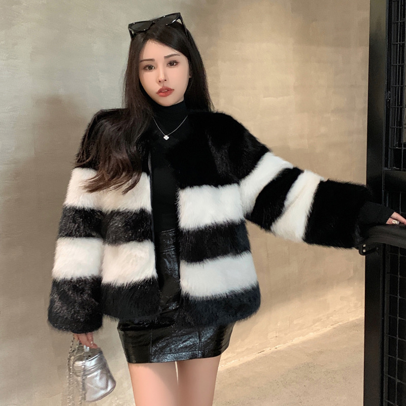 Picture of Real shot 2024 winter new fox fur black and white contrast coat women's short close-fitting elegant socialite coat