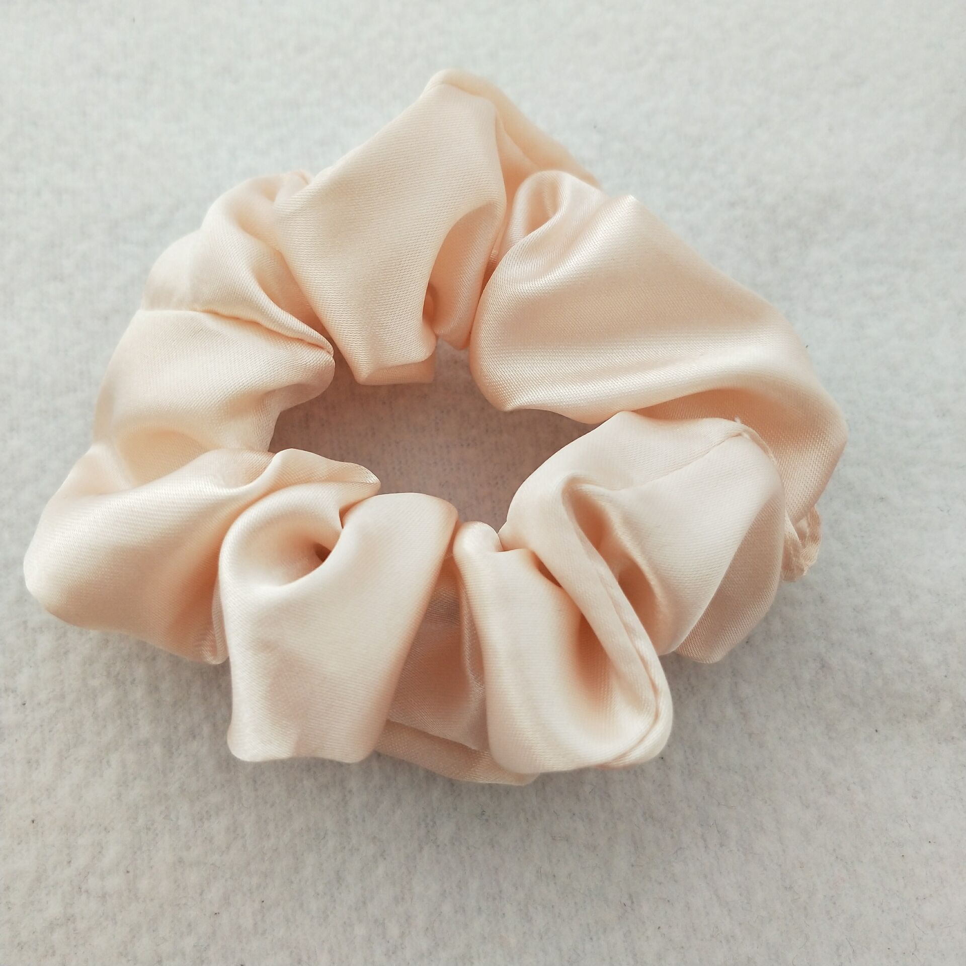 Picture of Cross-Border Amazon Satin Fabric Satin Scrunchie for Women, High-End Bun Hair Tie