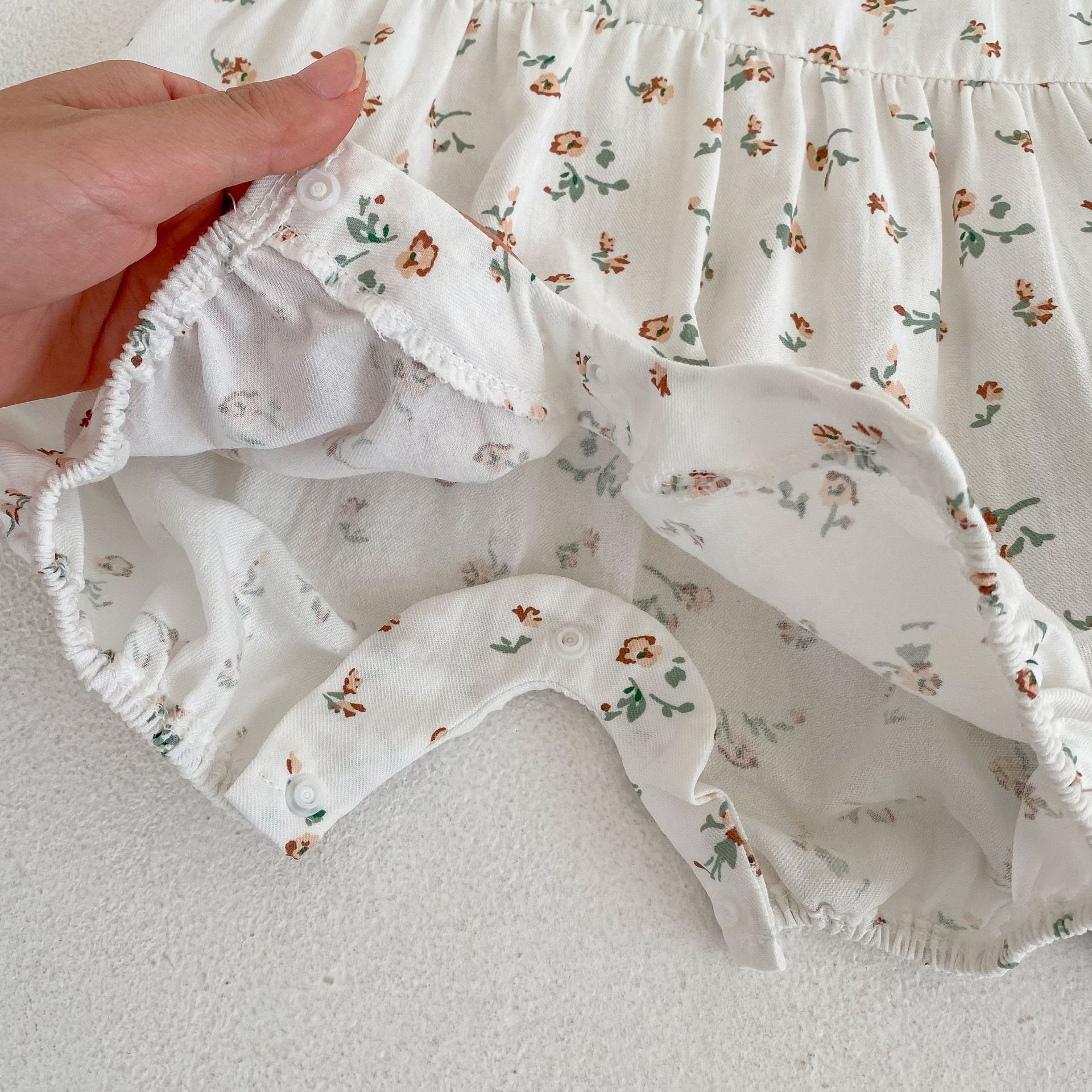 Picture of Ins Summer Baby Girl Fashionable Plaid Floral Sleeveless Harem Bag Fart Clothing Round Neck Baby Jumpsuit Crawling Clothing