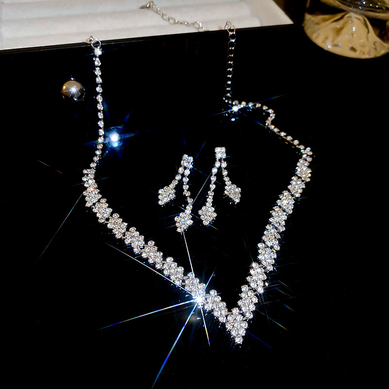 Picture of European and American light luxury high-end zircon jewelry suit necklace niche retro clavicle chain fashion Joker jewelry wholesale