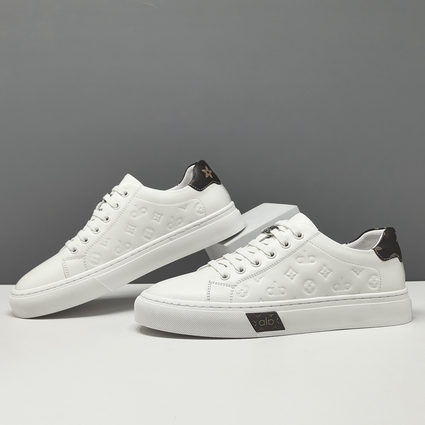 The top layer of cowhide shoes, men's trendy versatile shoes, European station men's lace-free, light luxury, and slip-on shoes