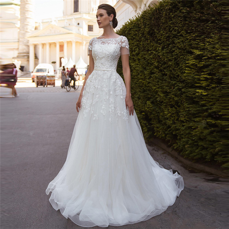Short-Sleeved Light Wedding Dress Forest Style 2025 New Bride Simple Super Fairy Hepburn Travel Photography Small Tail Slimming Look Real Shot Available