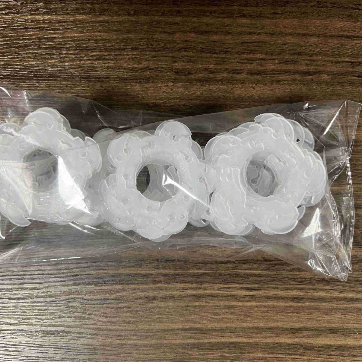 Picture of Balloon Plum Blossom Clip Flat Ring Buckle Wedding Room Layout Party Birthday Goods Decoration Modeling Buckle Card Clip Balloon Matching