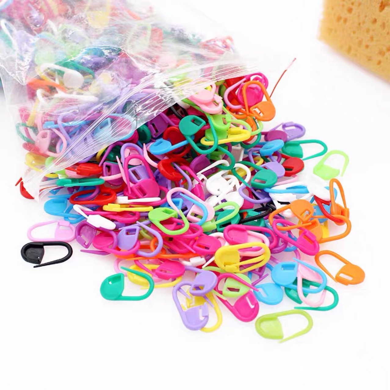 Picture of Knitted Plastic Small Buckle Knitted Handmade diy Mark Buckle Wool Sweater Knitting Tool Positioning Buckle