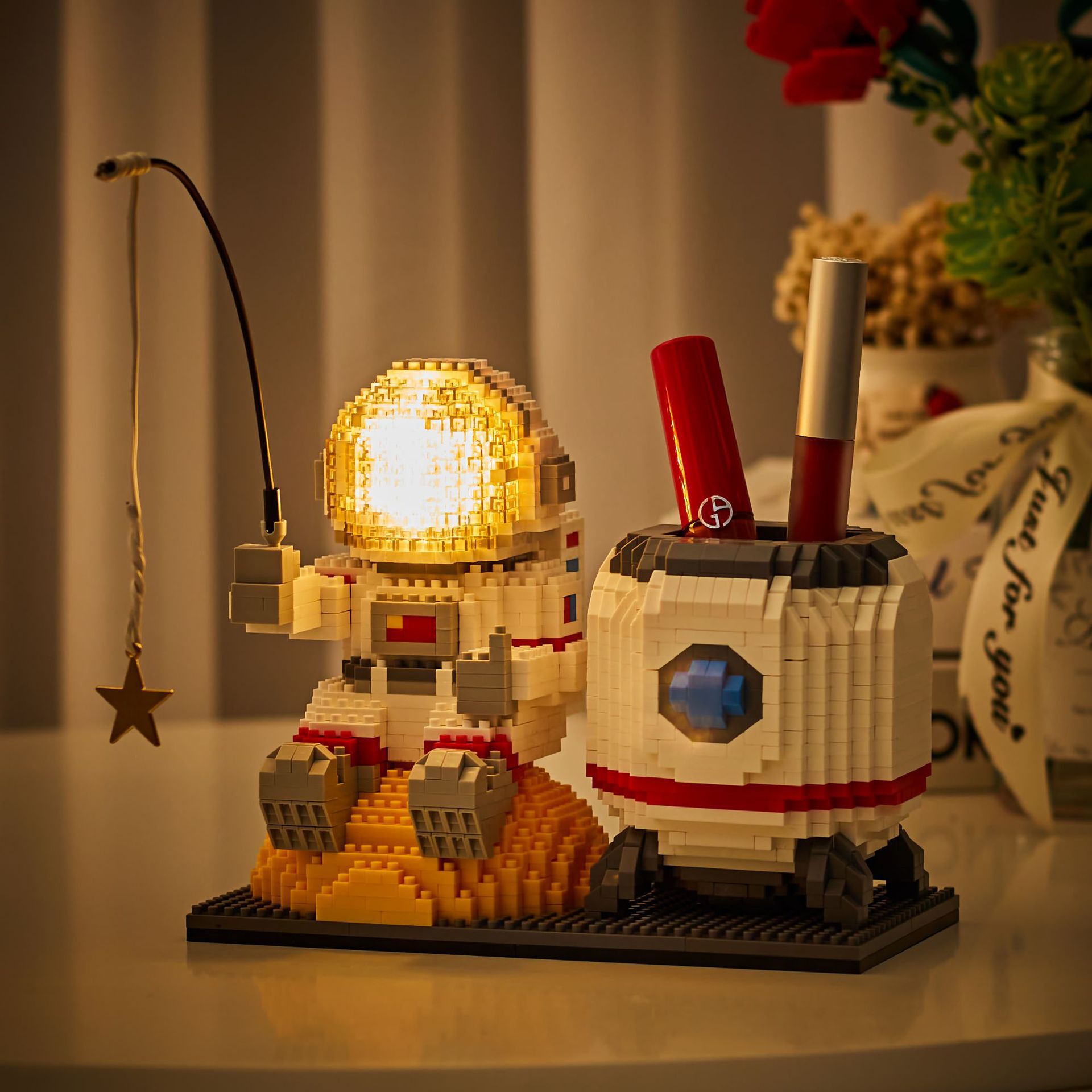 Astronaut series astronaut pen holder micro drill small particles assembled building blocks boys and girls gift ornaments wholesale generation