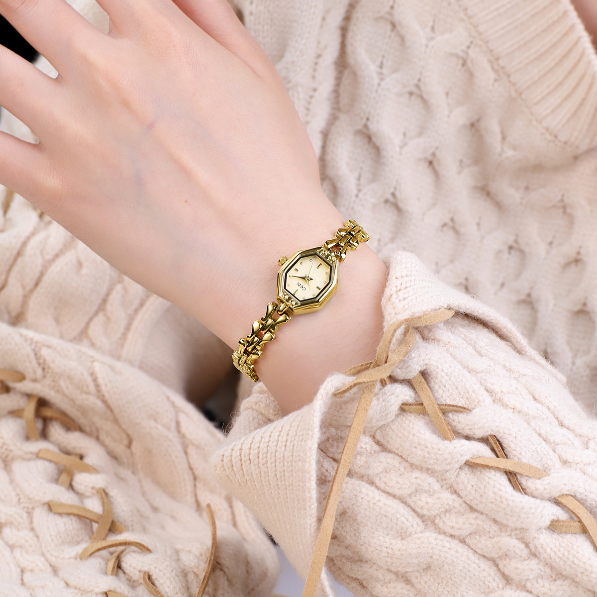 Goldie Small and Exquisite Light Luxury Vintage Bracelet Watch Women's Niche High-end Octagon Women's Quartz Watch