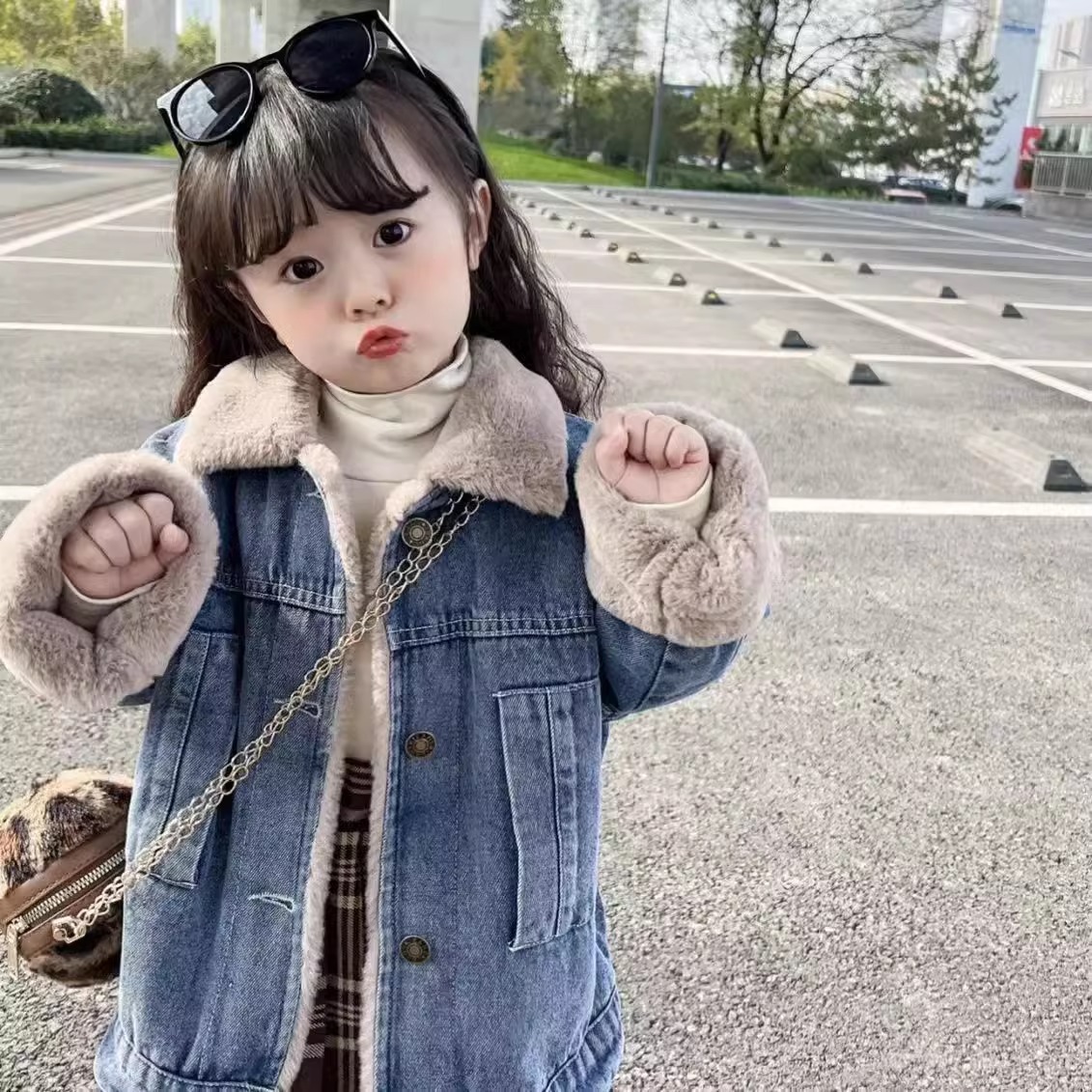 Picture of Children's Korean-style Denim coat 2023 Winter new baby girls' lapel mid-length thickened warm fashionable top