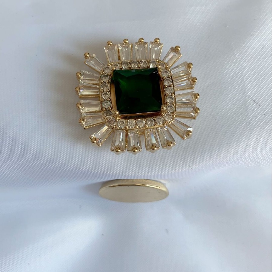 Picture of New Petal Geometric Gradient Zircon Anti-Light Brooch Diamond-Set Shiny All-Match Fashionable Luxury Accessories Women