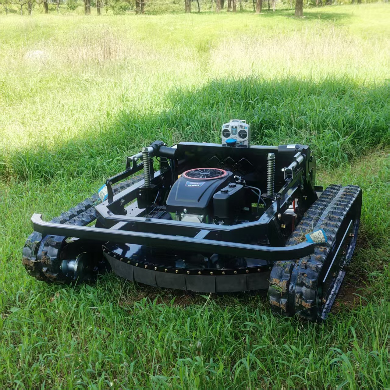 Export of American Crawler Lawn Mower Mowing Width 80cm Orchard Lawn Mower Remote Control Farm Mower