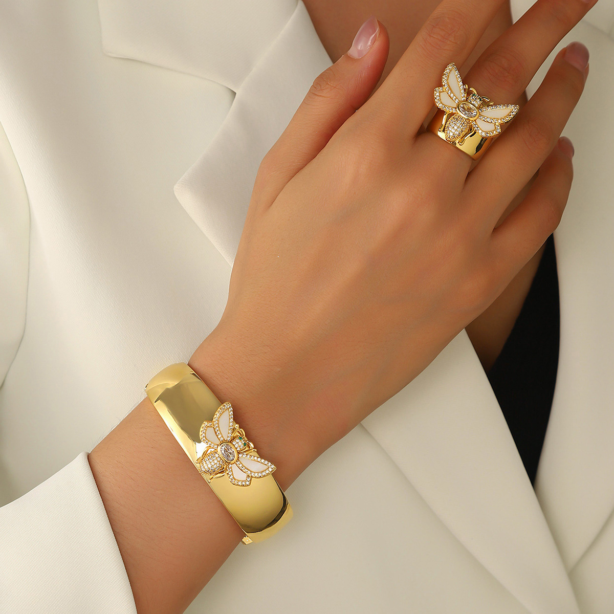 European and American Cross-Border Jewelry Fashion Bracelet with Diamonds, White Shell, Little Bee Bracelet, Wide Surface Carving, Exquisite Texture Bracelet for Women