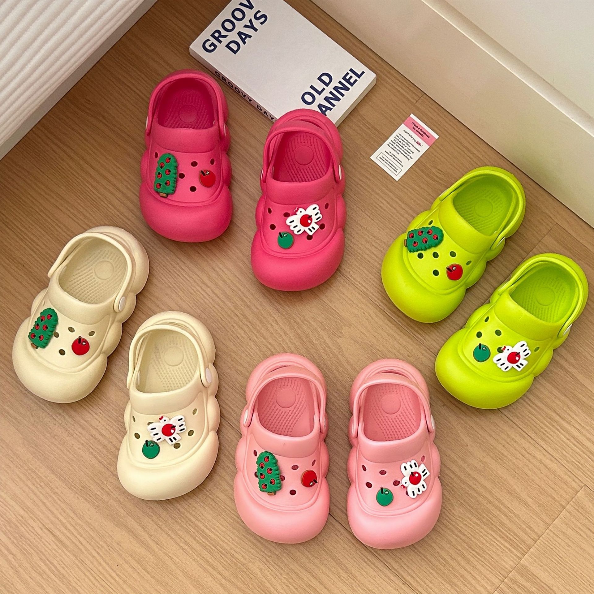 Picture of EVA Children's Slippers Hole Shoes Breathable Summer Wear-resistant Deodorant Sandals Children's Sandals Cartoon Children's Slippers