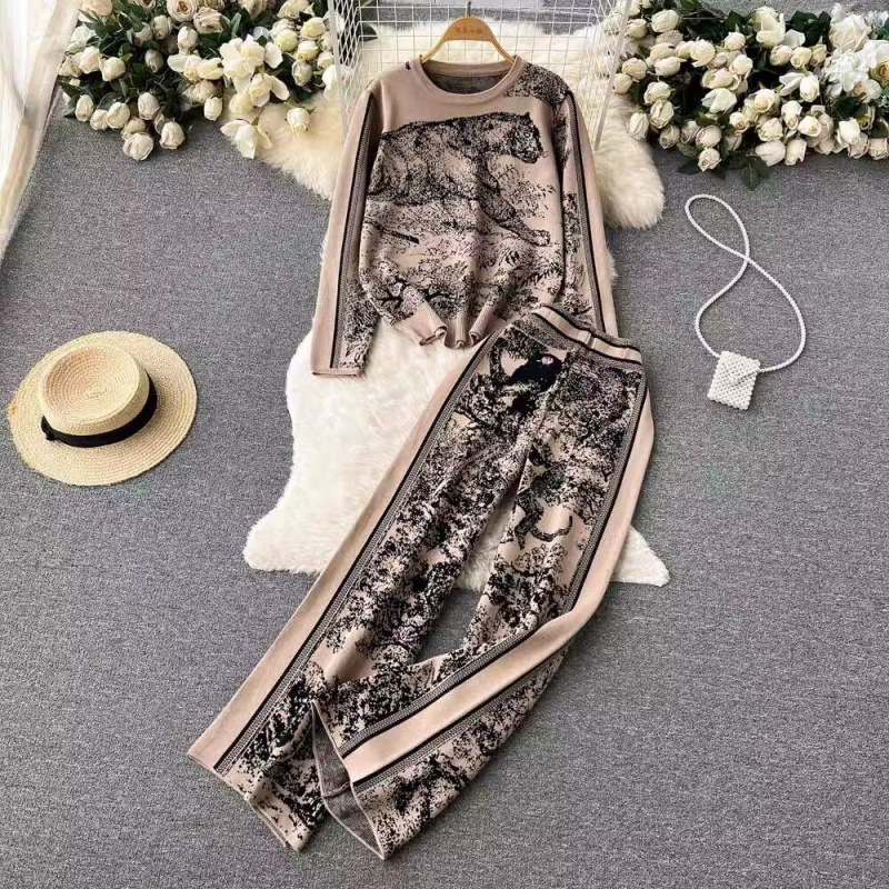 European station 2025 autumn and winter new temperament slim animal pattern knitted sweater wide leg pants suit