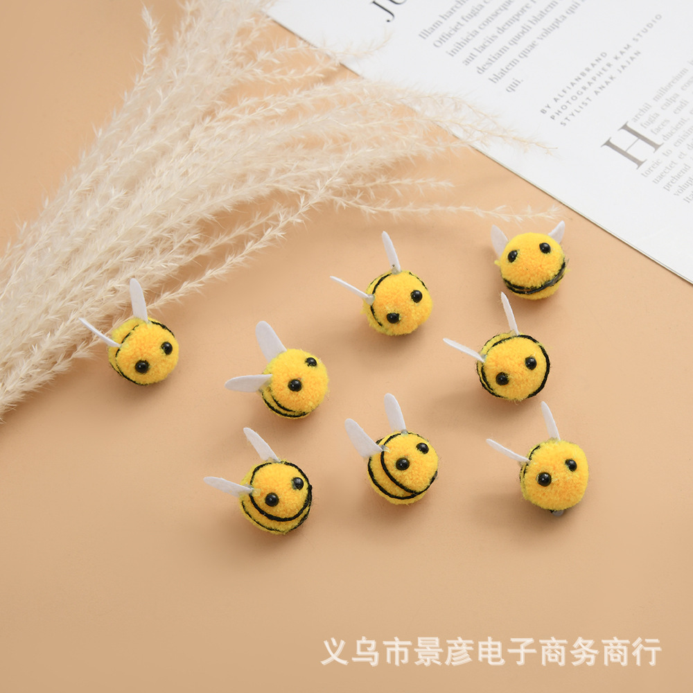 Picture of Cute Little Bee Decoration Cashmere Round Pom-Pom Handmade Finished Product Cartoon 3D Animal Trinket