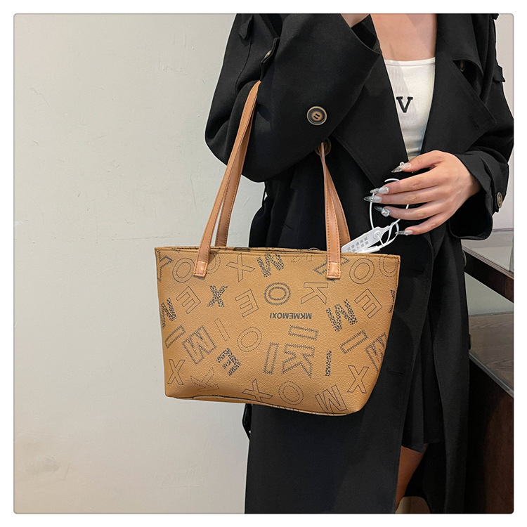 Picture of Vintage Fashion Casual Bag Women's 2024 Autumn New Large Capacity Tote Bag Stylish Commuter Portable Crossbody Bag
