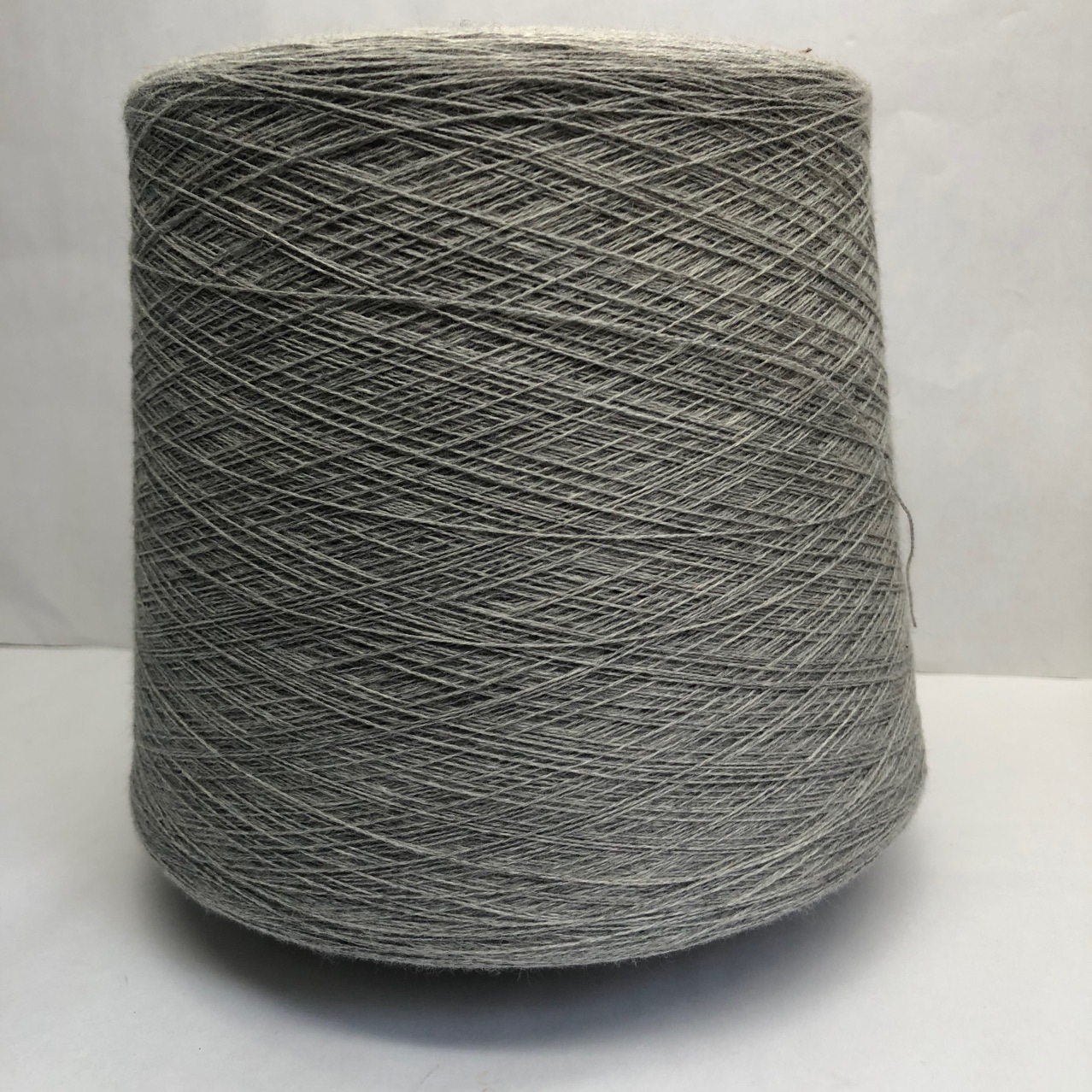 Wool blended yarn gray 26 male 2 strands of fine wool a tube of 500g 79 yuan