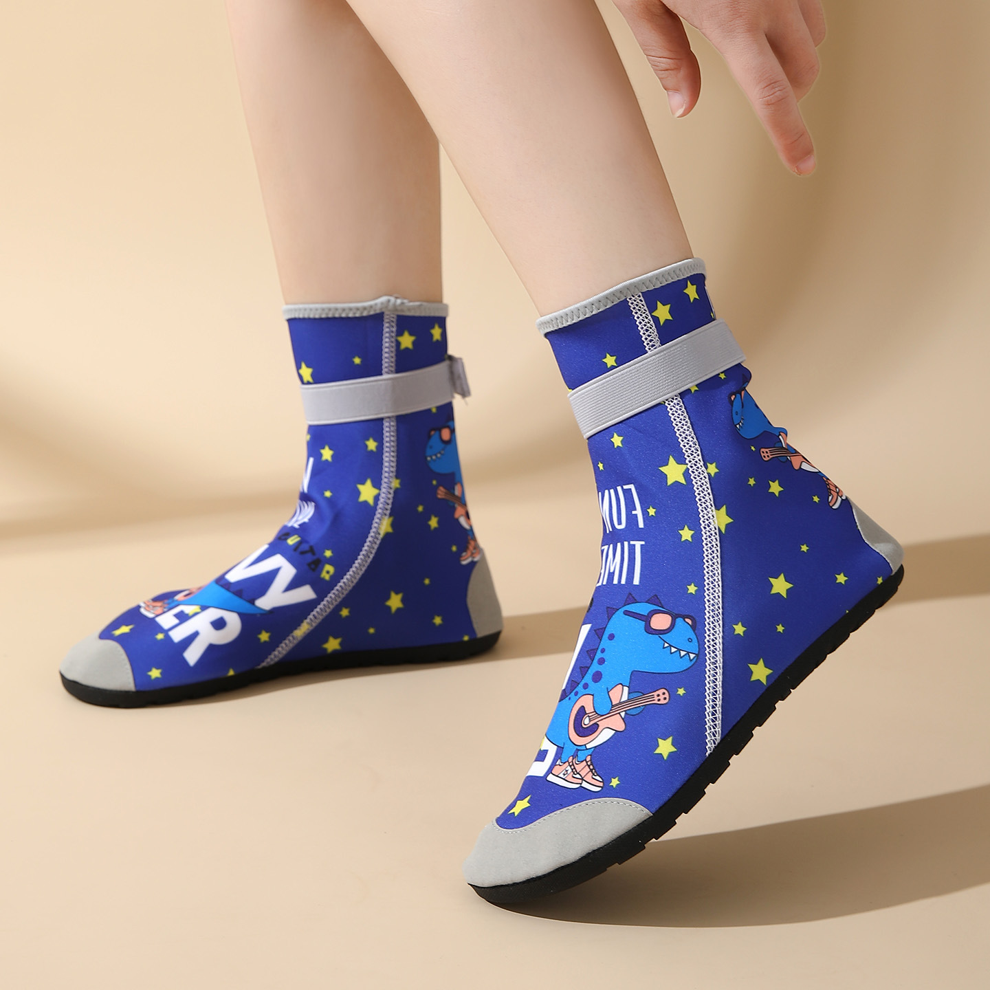 Picture of High-Top Kidsren's Beach Shoes, Adult Non-Slip and Anti-Cut Diving Shoes, Snorkeling Shoes, Swimming and Wading Baby Beach Socks