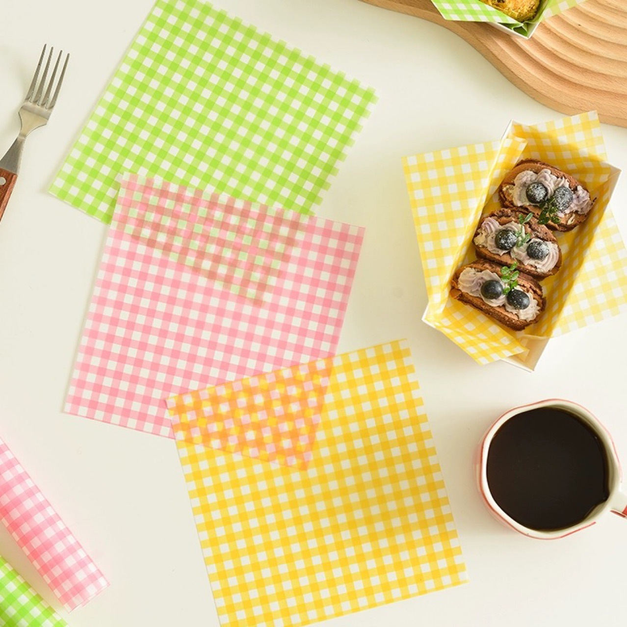 Online celebrity Korean ins style spring outing cake baking paper Plaid oil paper Fruit strawberry picnic sandwich Bento paper