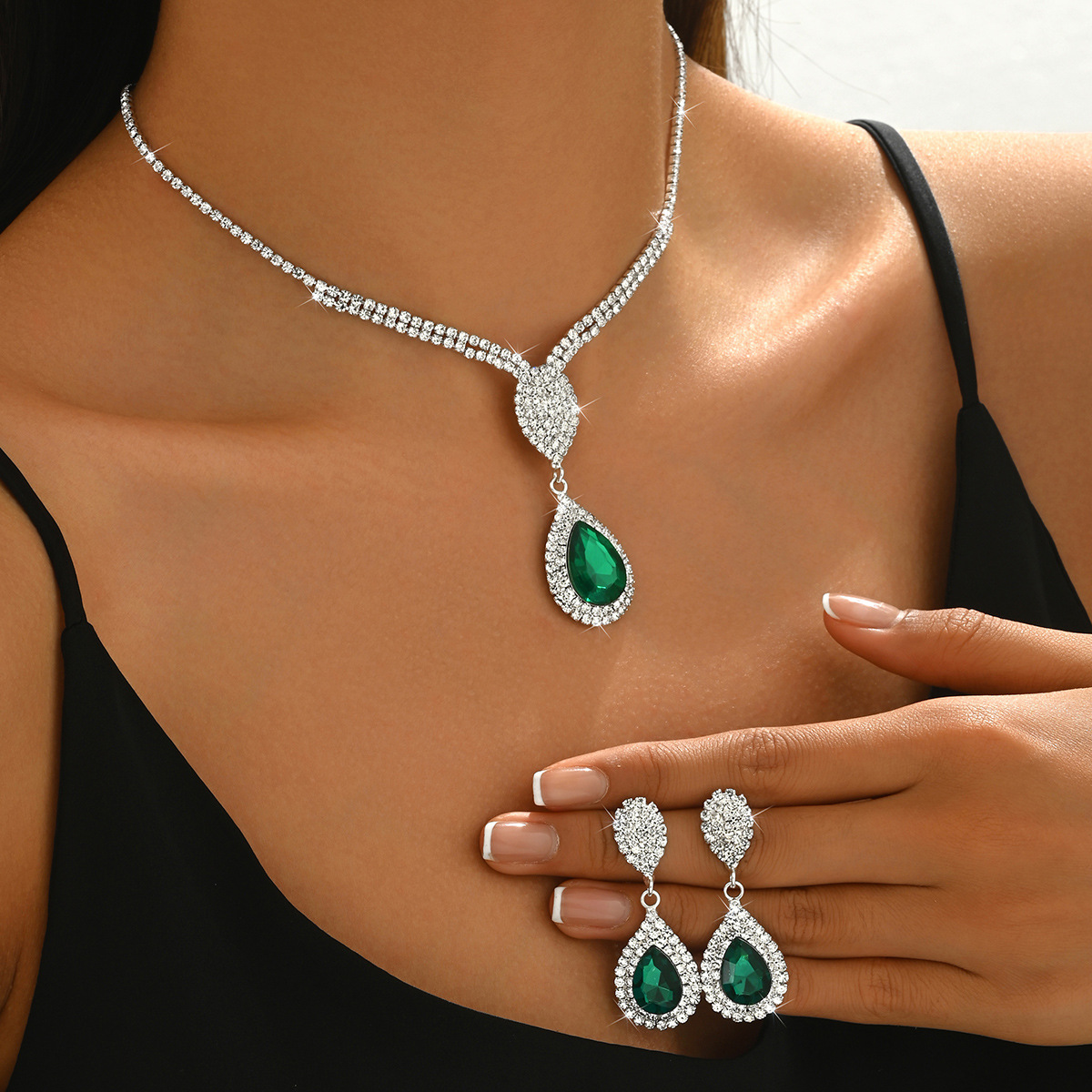 2025 Fashion Elegant Water Drop Pendant Light Luxury Design Niche Fashion suit All-match Wholesale in Autumn and Winter