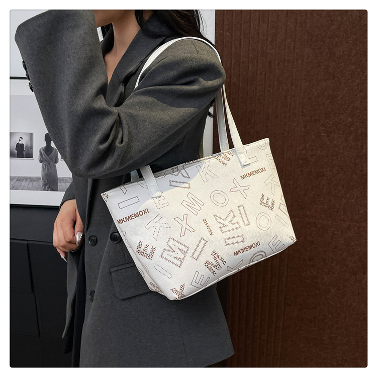 Picture of Vintage Fashion Casual Bag Women's 2024 Autumn New Large Capacity Tote Bag Stylish Commuter Portable Crossbody Bag