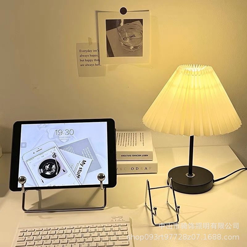 Simple Modern Table Lamp Pleated Cover Simple and Elegant Convenient Bedroom Study Bedroom Good Goods Table Lamp