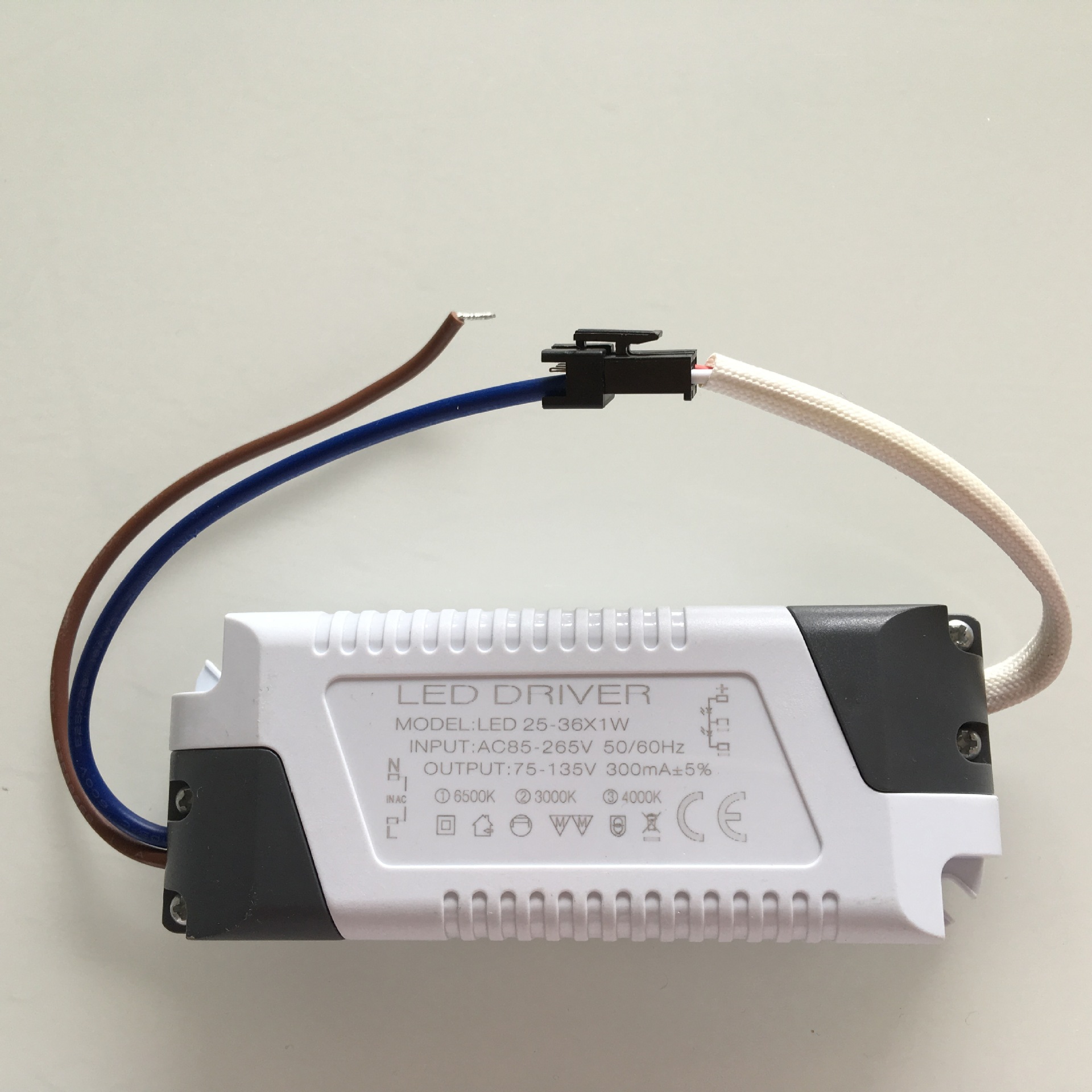 Isolated external non-stroboscopic three-segment toning LED driver