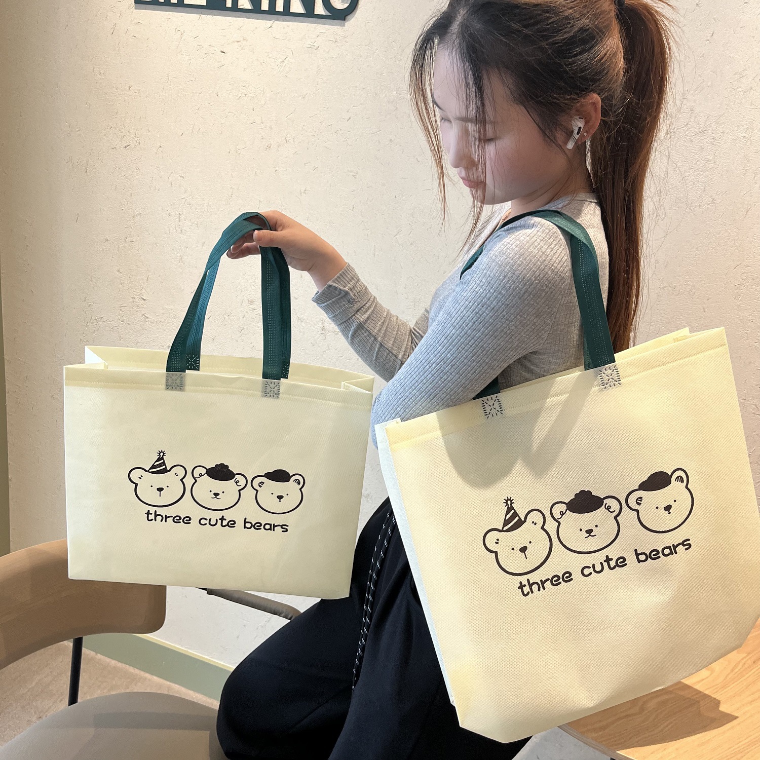 Non-woven tote bag high-end clothing store printed logo bag environmentally friendly shopping bag thickened cartoon shoulder bag