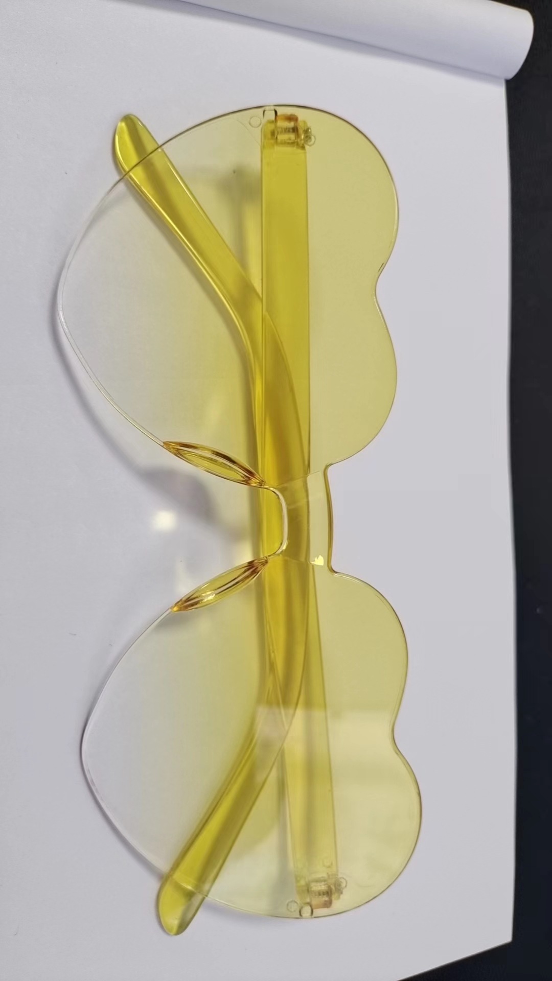 Picture of Heart Sunglasses, Heart Sunglasses, Jelly Color Rimless Heart-Shaped One-Piece Glasses, Dazzling Color Glasses