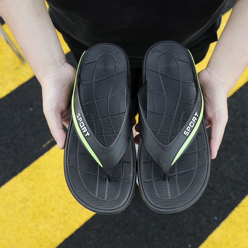 2025 Casual and Fashionable Wear-Resistant Flip-Flops for Men in Summer Soft-Soled Non-Slip Beach Flip-Flops with a Sense of Stepping on Shit