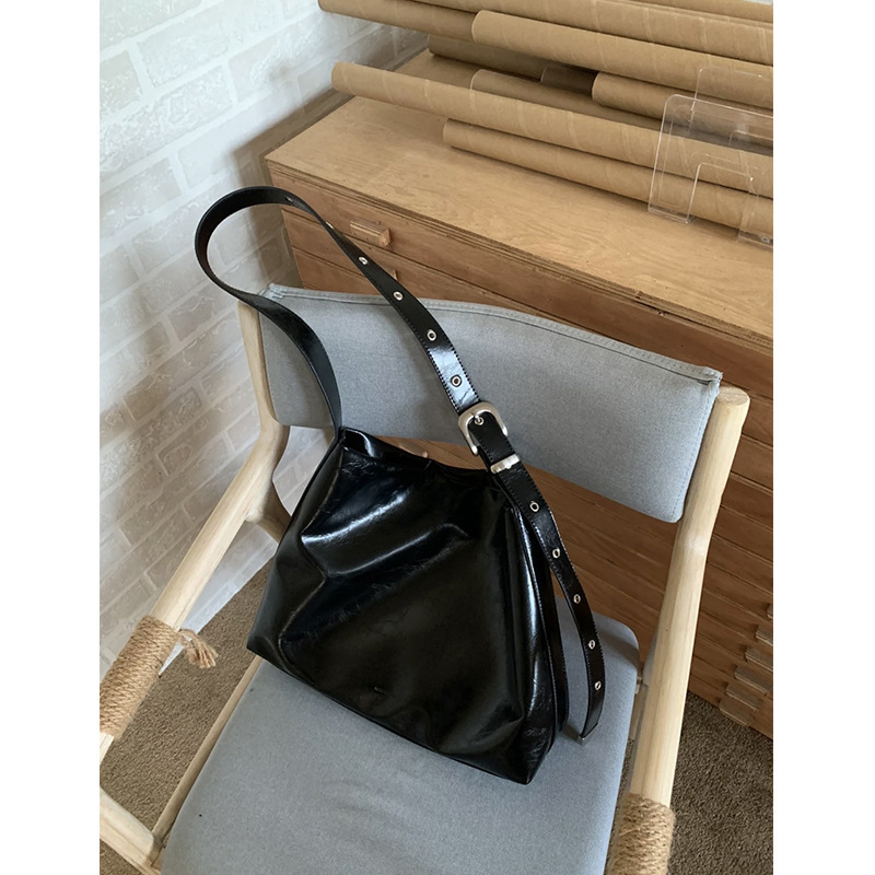 2025 Korean Style Soft Leather Commuter Shoulder Bag New Black Fashion Versatile Large Capacity Tote Bag Crossbody Bucket Bag