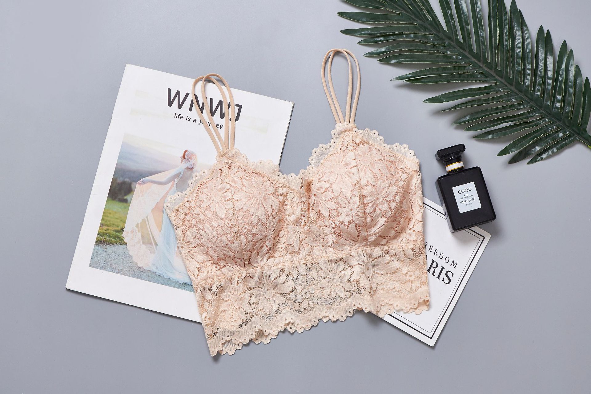Picture of Cross-Border Large Size Lace Suspender Tube Top for Women with Breast Pads and Spaghetti Straps, Beautiful Back Intimates, Chest-Wrapped Top That Can Be Worn Outside