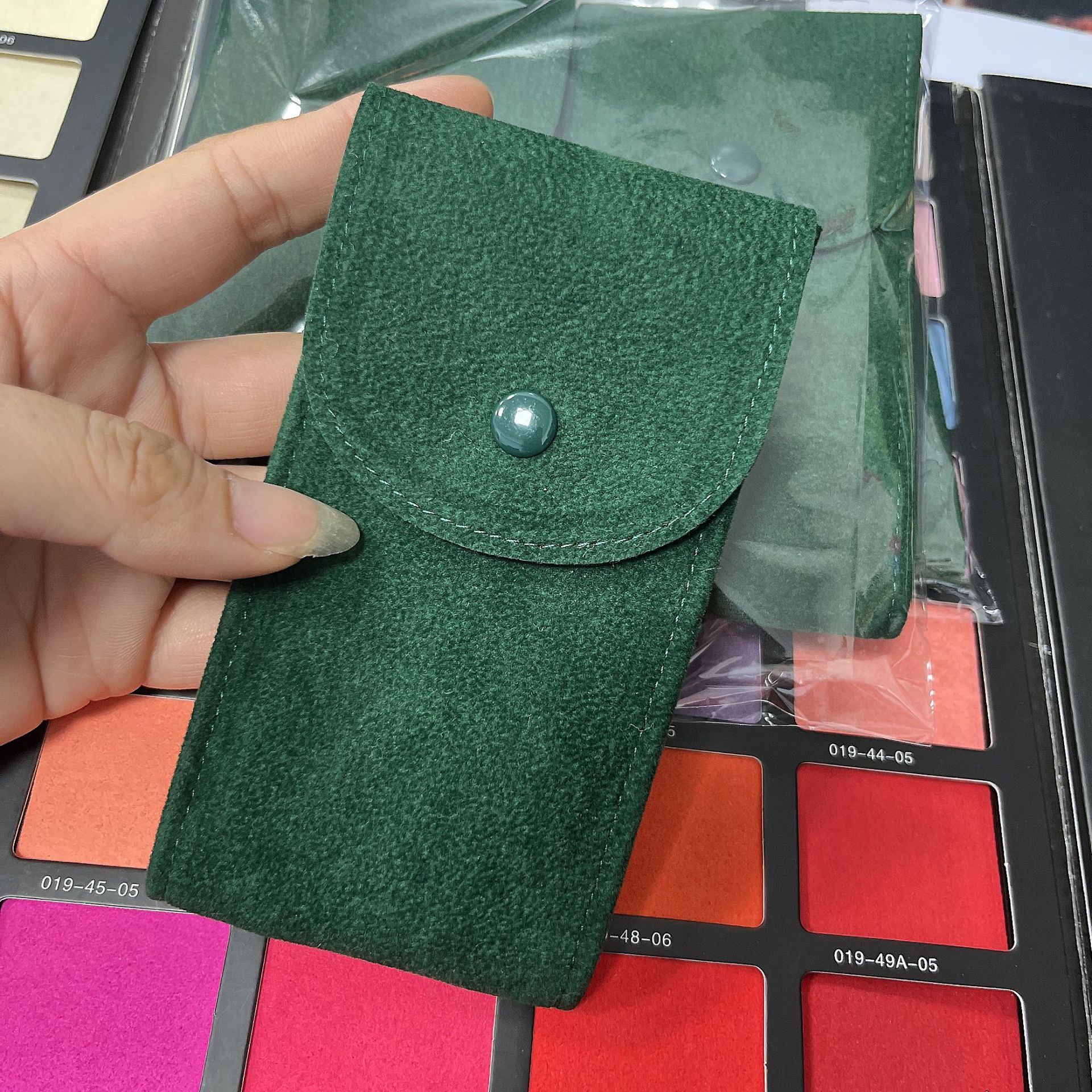 Same day delivery high-grade watch storage bag portable watch scratch-resistant snap button thickened watch bag