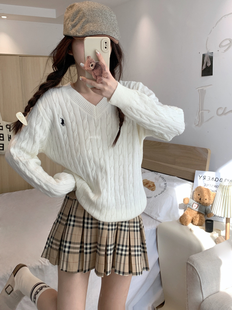 Embroidered Round Neck Twist White Sweater Knitted Sweater Women's 2024 Autumn Loose Slim-fit Long-sleeved Base Top
