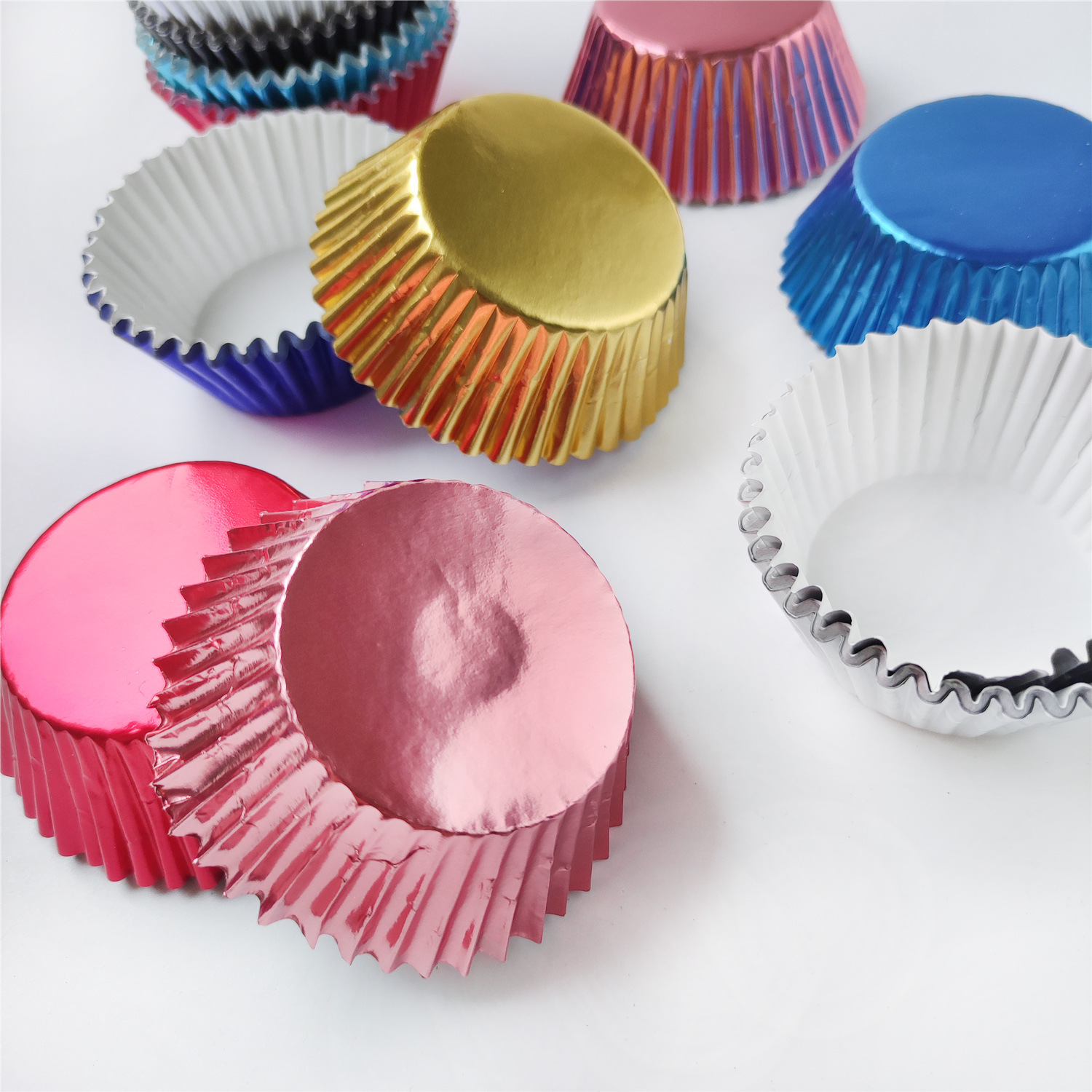 Picture of 11cm aluminum foil paper holder gold and silver cake paper thickened baking oil-proof paper cup PVC boxed 100 paper holder
