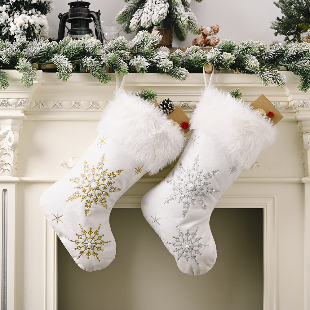 Foreign Trade Hot Sale Christmas Decorations Flannel Pearl Snowflake Christmas Stocking White Plush Christmas Stocking Gift Bag