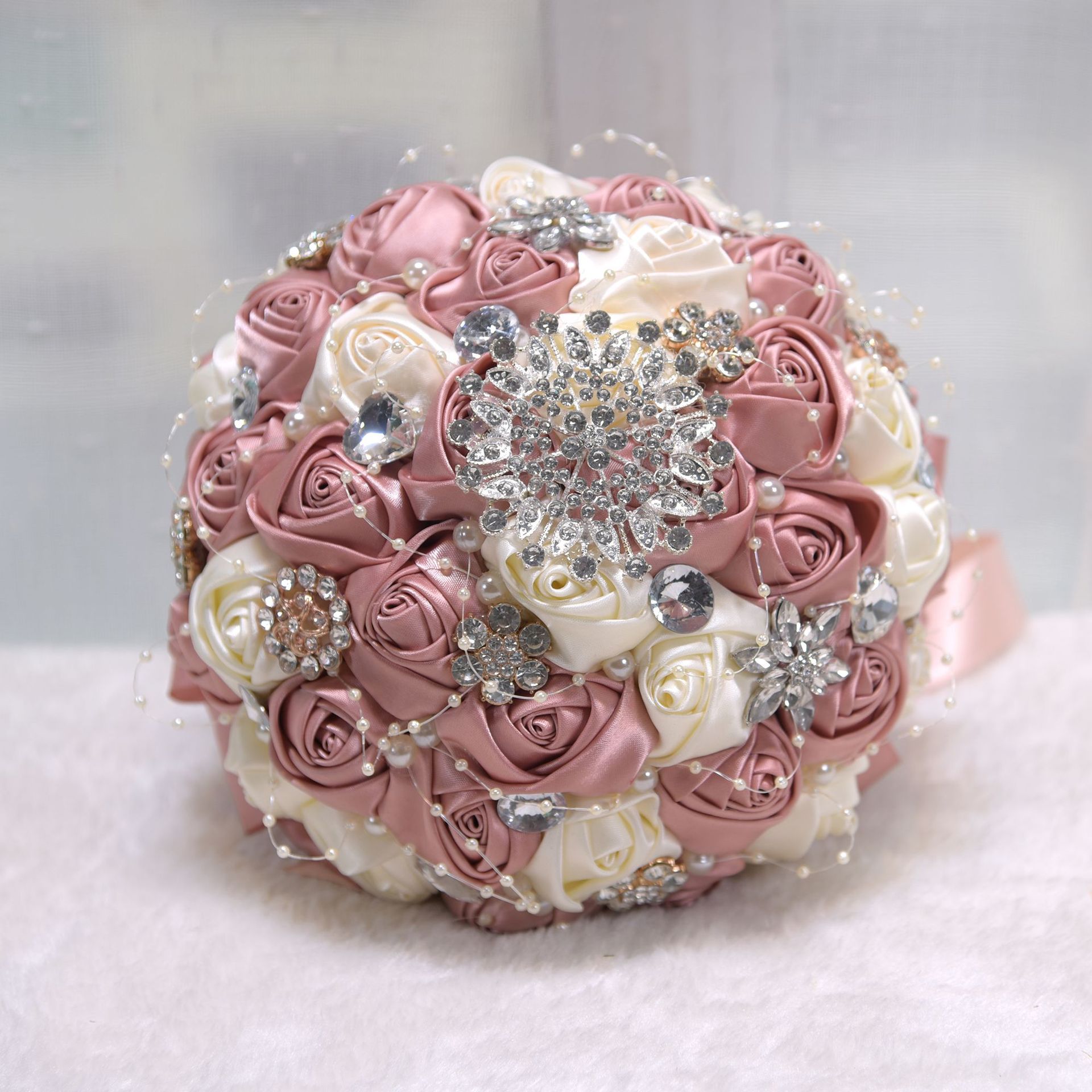 Picture of AliExpress Amazon wishD631 bride holding flowers Korean European and American wedding gifts wedding supplies real price